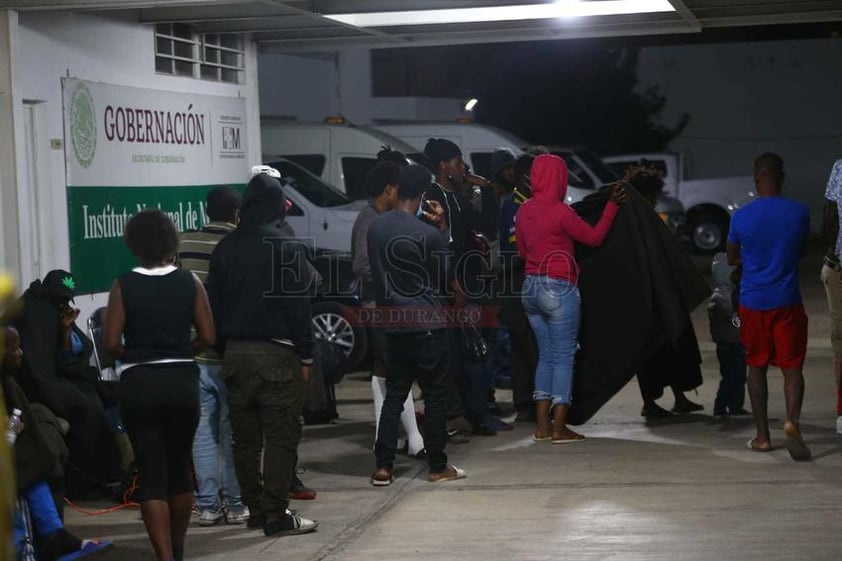 Migrantes haitianos en el Instituto Nacional de Migración Delegación Durango