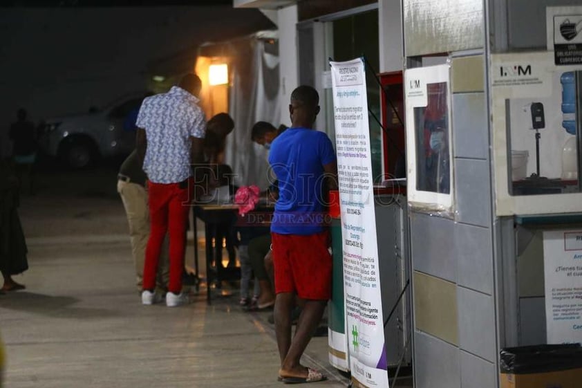 Migrantes haitianos en el Instituto Nacional de Migración Delegación Durango