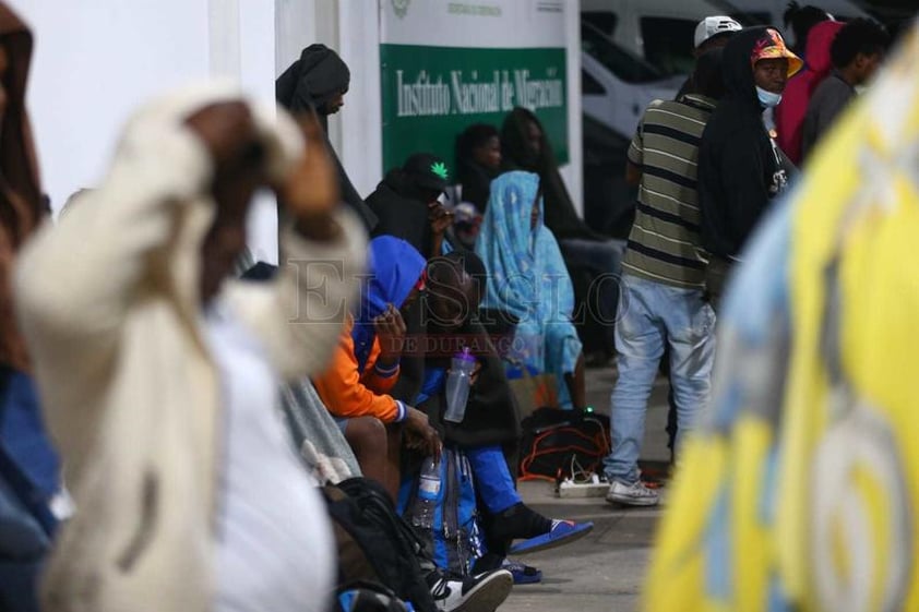 Migrantes haitianos en el Instituto Nacional de Migración Delegación Durango