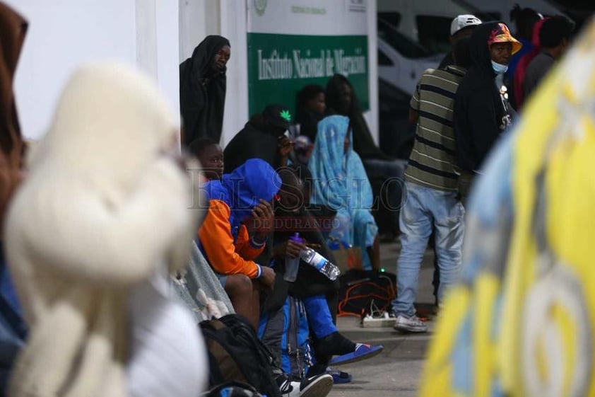 Migrantes haitianos en el Instituto Nacional de Migración Delegación Durango