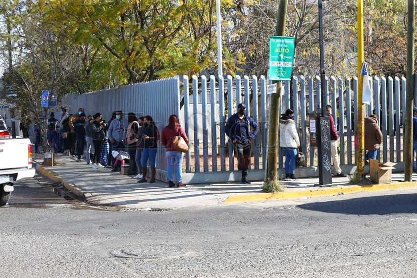 'Interminables' filas para pruebas Covid en Durango