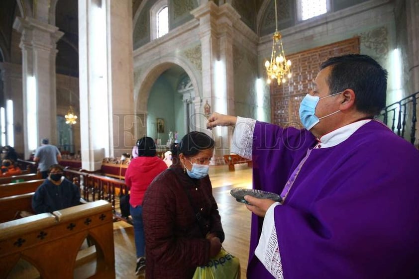 El sacerdote deberá limpiarse las manos y colocarse correctamente el cubrebocas.