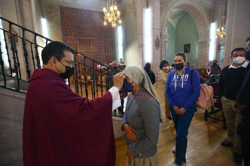 Tras asperjar las cenizas, se dirigirá con el agua bendita a los fieles.