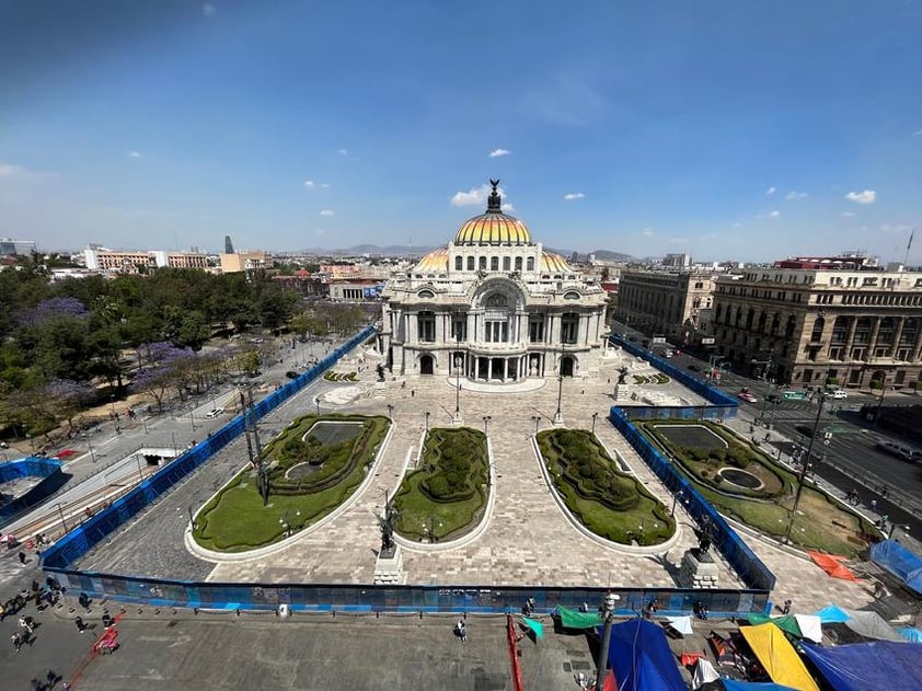 Fotografía aérea tomada hoy con un dron muestra el Palacio de Bellas Artes rodeado con vallas metálicas.