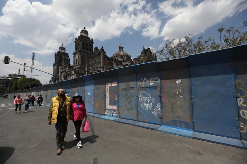 Autoridades de la capital mexicana comenzaron este sábado a cercar edificios y monumentos históricos previo a las movilizaciones del próximo 8 de marzo por el Día Internacional de la Eliminación de la Violencia contra la Mujer.