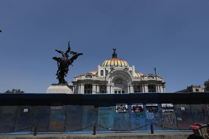 Vista hoy de unas vallas metálicas que rodean el Palacio de Bellas Artes, en la Ciudad de México (México).