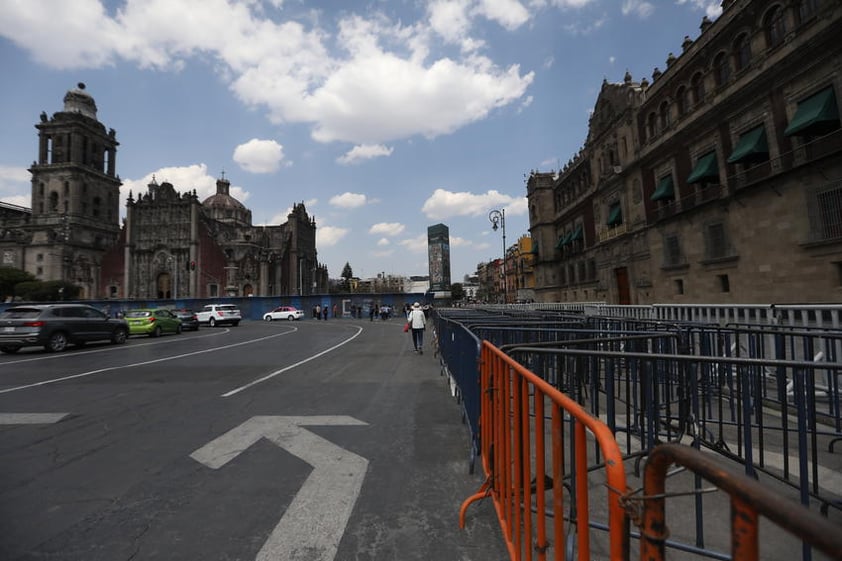 Vallas metálicas que rodean el Palacio Nacional y la Catedral Metropolitana, en la Ciudad de México