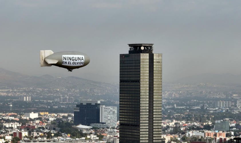 Colectivos feministas sobrevolaron este lunes un dirigible en el cielo de la Ciudad de México para recordar a mujeres víctimas de feminicidio.