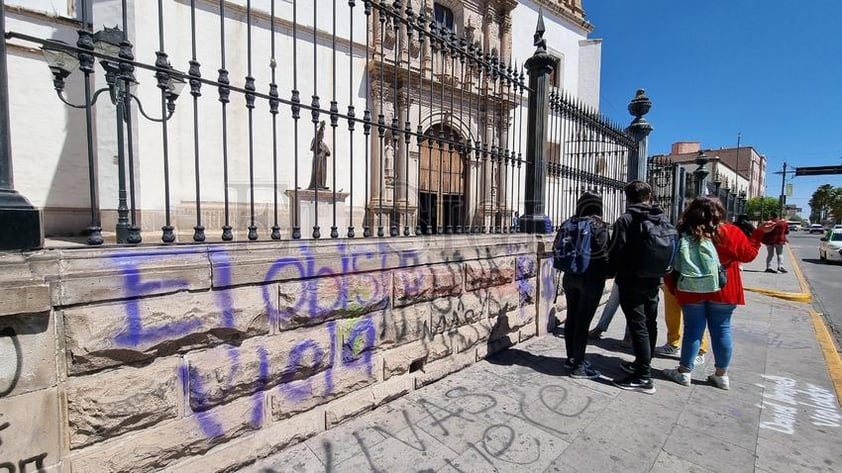 Limpian 'pintas' en Durango tras marcha del 8M