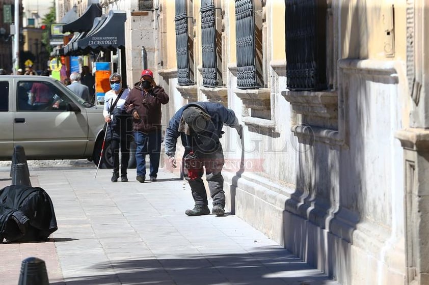 Limpian 'pintas' en Durango tras marcha del 8M