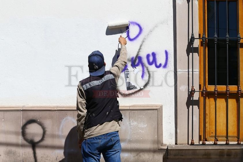 Limpian 'pintas' en Durango tras marcha del 8M