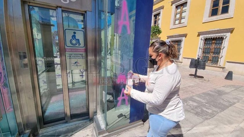 Limpian 'pintas' en Durango tras marcha del 8M