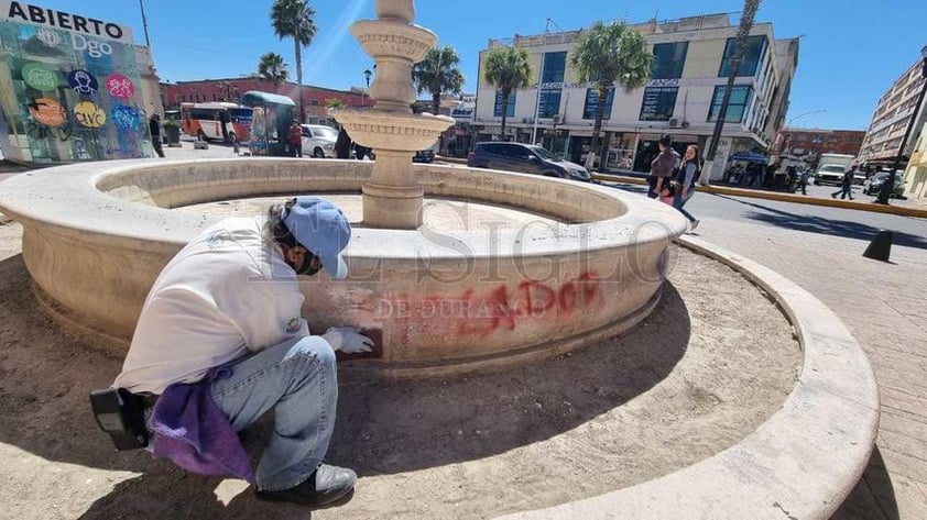 Limpian 'pintas' en Durango tras marcha del 8M