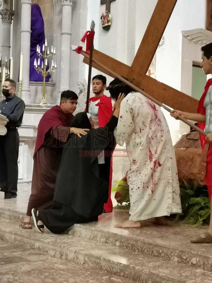 Duranguenses celebran la pasión de Cristo