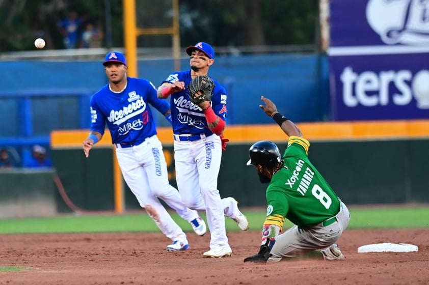 Aneury Tavárez abrió con sencillo, robó la intermedia y anotó con sencillo de Héctor Gómez, su primero de la noche.