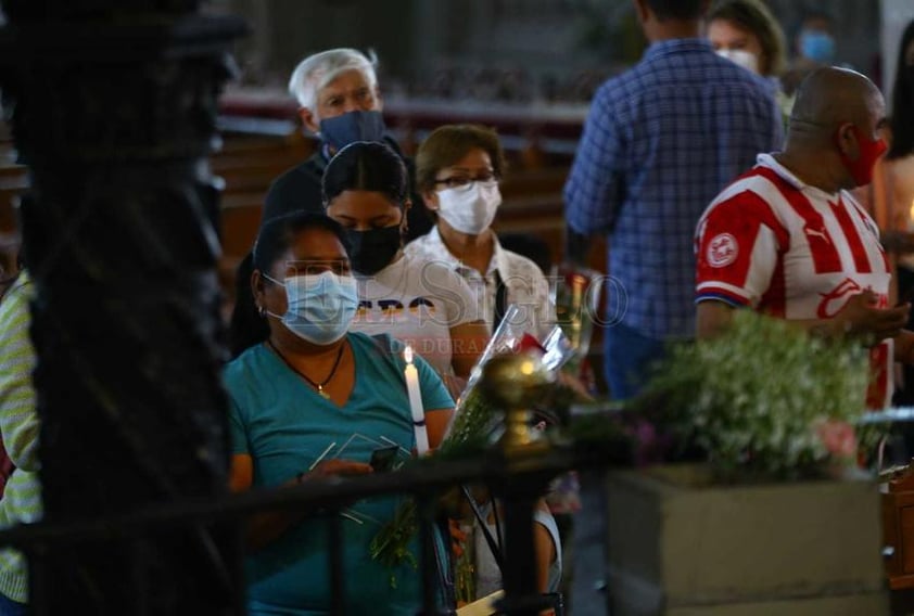 Personas llevan patrono un ramito de flores, velas, artículos o cualquier otra ofrenda para bendecir y conseguir la protección en esta temporada de calor.