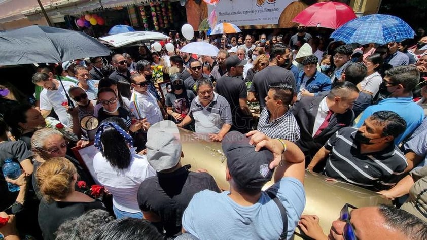 Esta tarde dieron último adiós a los familiares de 'El Cacahuate', reconocidos locatarios del mercado Gómez Palacio, quienes fallecieron tras el incendio de su hogar el pasado miércoles, en la ciudad de #Durango.