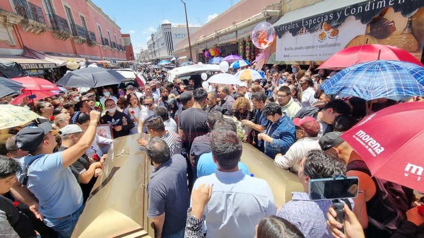 Esta tarde dieron último adiós a los familiares de 'El Cacahuate', reconocidos locatarios del mercado Gómez Palacio, quienes fallecieron tras el incendio de su hogar el pasado miércoles, en la ciudad de #Durango.