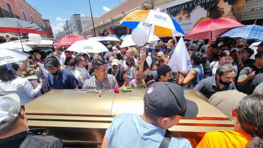 Esta tarde dieron último adiós a los familiares de 'El Cacahuate', reconocidos locatarios del mercado Gómez Palacio, quienes fallecieron tras el incendio de su hogar el pasado miércoles, en la ciudad de #Durango.