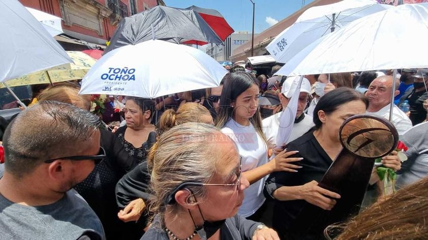 Esta tarde dieron último adiós a los familiares de 'El Cacahuate', reconocidos locatarios del mercado Gómez Palacio, quienes fallecieron tras el incendio de su hogar el pasado miércoles, en la ciudad de #Durango.