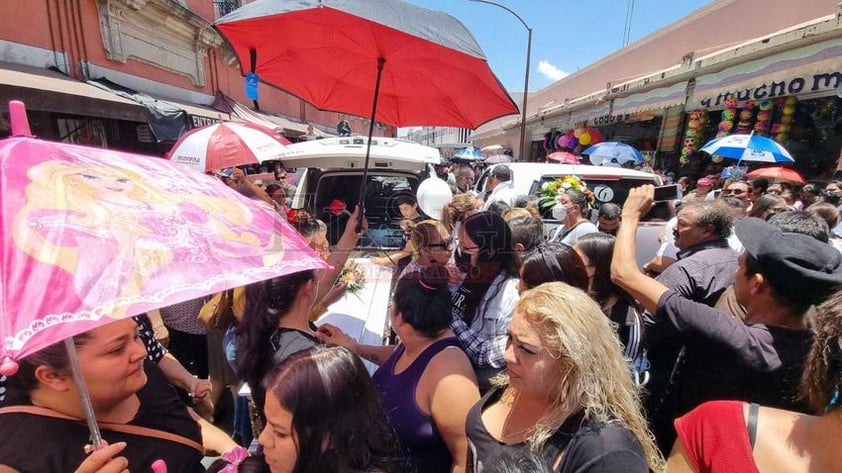 Esta tarde dieron último adiós a los familiares de 'El Cacahuate', reconocidos locatarios del mercado Gómez Palacio, quienes fallecieron tras el incendio de su hogar el pasado miércoles, en la ciudad de #Durango.