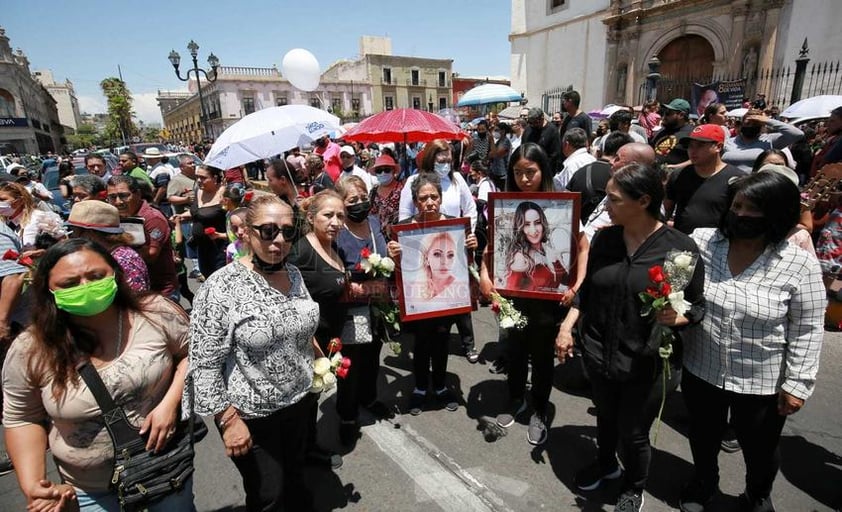 Esta tarde dieron último adiós a los familiares de 'El Cacahuate', reconocidos locatarios del mercado Gómez Palacio, quienes fallecieron tras el incendio de su hogar el pasado miércoles, en la ciudad de #Durango.