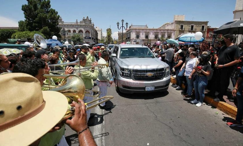 Esta tarde dieron último adiós a los familiares de 'El Cacahuate', reconocidos locatarios del mercado Gómez Palacio, quienes fallecieron tras el incendio de su hogar el pasado miércoles, en la ciudad de #Durango.