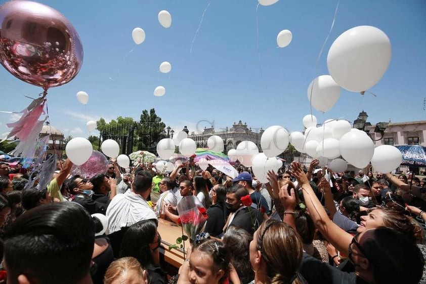 Esta tarde dieron último adiós a los familiares de 'El Cacahuate', reconocidos locatarios del mercado Gómez Palacio, quienes fallecieron tras el incendio de su hogar el pasado miércoles, en la ciudad de #Durango.