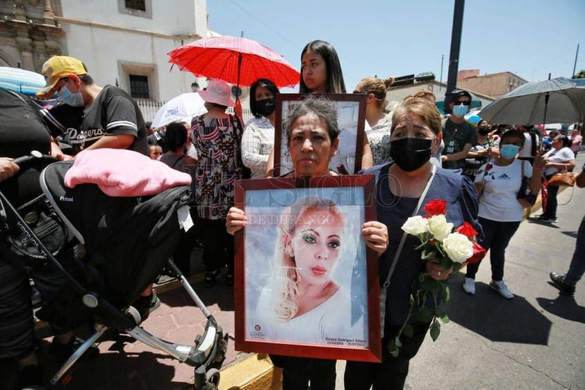 Esta tarde dieron último adiós a los familiares de 'El Cacahuate', reconocidos locatarios del mercado Gómez Palacio, quienes fallecieron tras el incendio de su hogar el pasado miércoles, en la ciudad de #Durango.