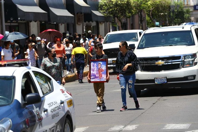 Esta tarde dieron último adiós a los familiares de 'El Cacahuate', reconocidos locatarios del mercado Gómez Palacio, quienes fallecieron tras el incendio de su hogar el pasado miércoles, en la ciudad de #Durango.