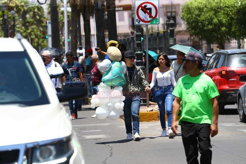 Esta tarde dieron último adiós a los familiares de 'El Cacahuate', reconocidos locatarios del mercado Gómez Palacio, quienes fallecieron tras el incendio de su hogar el pasado miércoles, en la ciudad de #Durango.