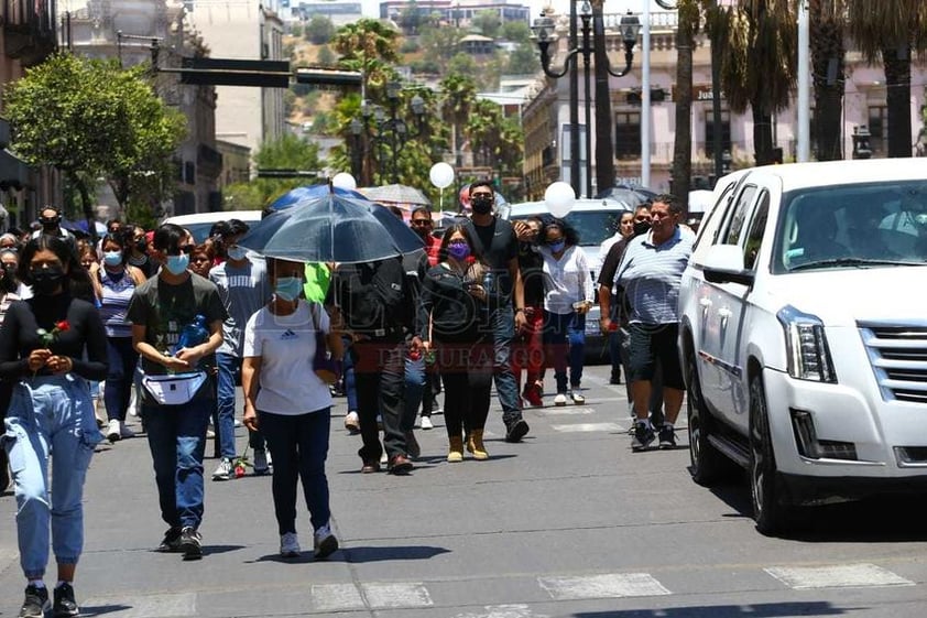 Esta tarde dieron último adiós a los familiares de 'El Cacahuate', reconocidos locatarios del mercado Gómez Palacio, quienes fallecieron tras el incendio de su hogar el pasado miércoles, en la ciudad de #Durango.