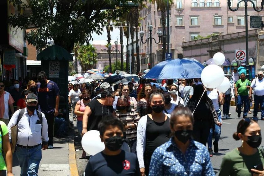 Esta tarde dieron último adiós a los familiares de 'El Cacahuate', reconocidos locatarios del mercado Gómez Palacio, quienes fallecieron tras el incendio de su hogar el pasado miércoles, en la ciudad de #Durango.