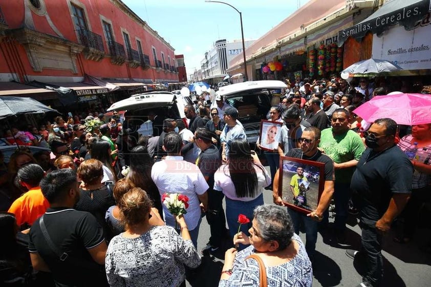 Esta tarde dieron último adiós a los familiares de 'El Cacahuate', reconocidos locatarios del mercado Gómez Palacio, quienes fallecieron tras el incendio de su hogar el pasado miércoles, en la ciudad de #Durango.