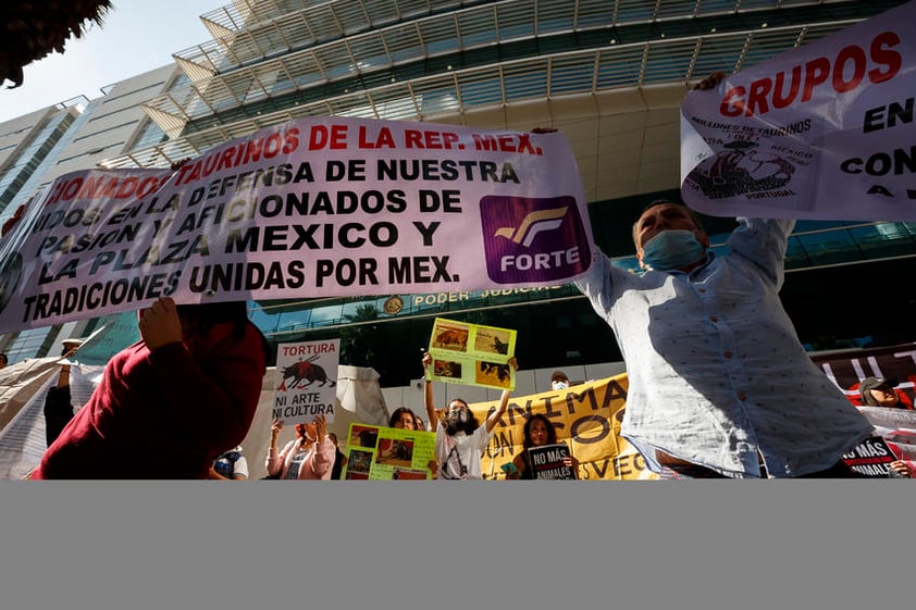 Activistas en contra de la tauromaquia se manifiestan hoy frente a una sede del Poder Judicial de la Federación en Ciudad de México