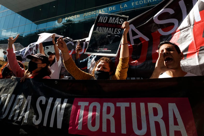 Activistas en contra de la tauromaquia se manifiestan hoy frente a una sede del Poder Judicial de la Federación en Ciudad de México