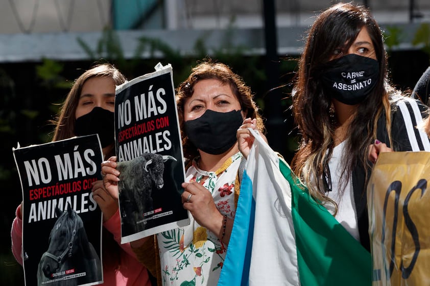 Activistas en contra de la tauromaquia se manifiestan hoy frente a una sede del Poder Judicial de la Federación en Ciudad de México