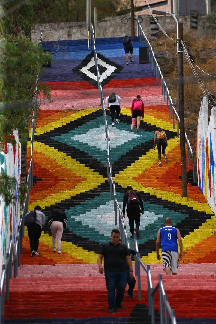 Artistas urbanos dan color a las 'escaleras del parque'