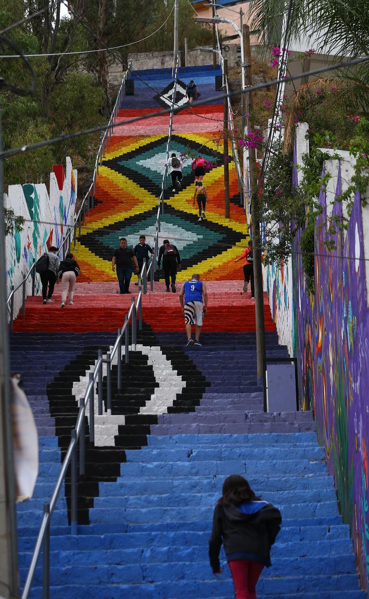 Artistas urbanos dan color a las 'escaleras del parque'