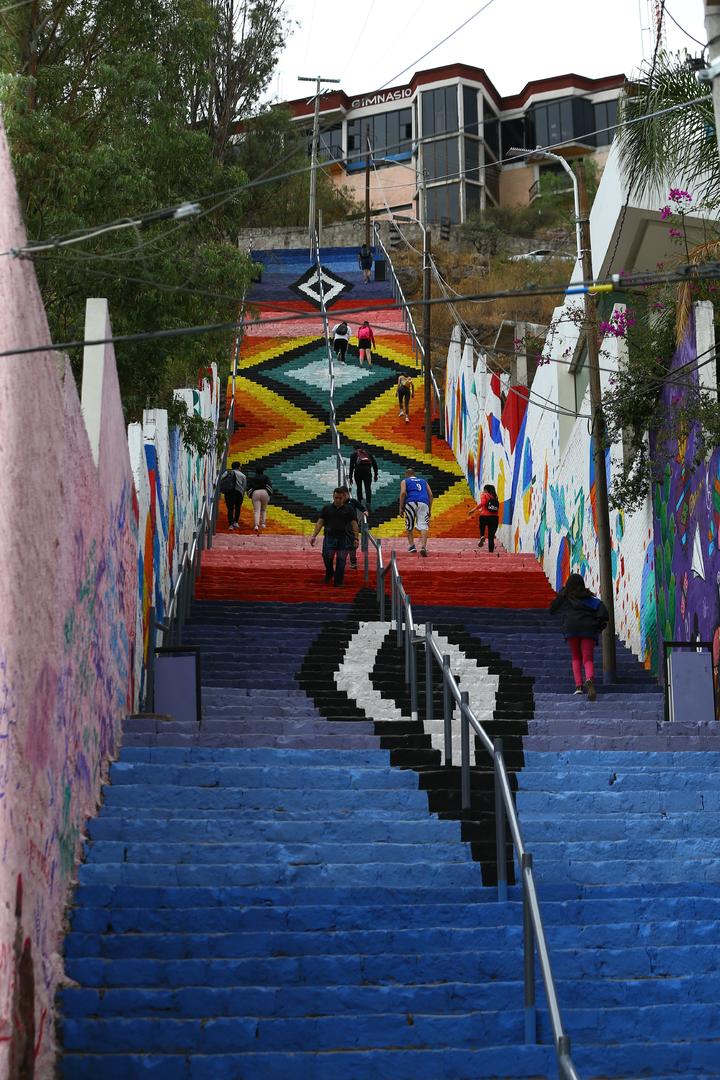 Artistas urbanos dan color a las 'escaleras del parque'