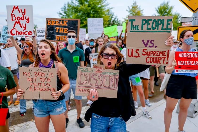 La Corte Suprema de los Estados Unidos anula la legalización del aborto en el caso Roe v. Wade de 1973