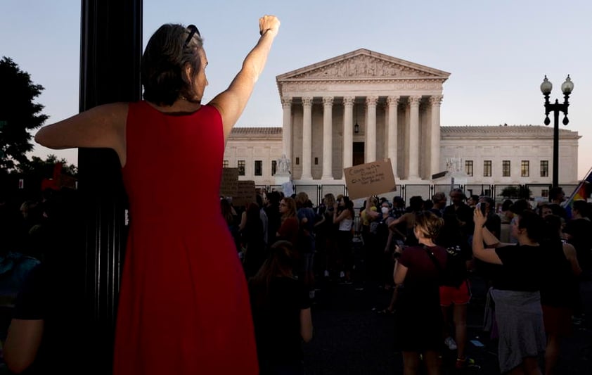 La Corte Suprema de los Estados Unidos anula la legalización del aborto en el caso Roe v. Wade de 1973