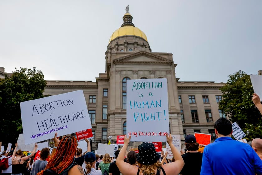 La Corte Suprema de los Estados Unidos anula la legalización del aborto en el caso Roe v. Wade de 1973