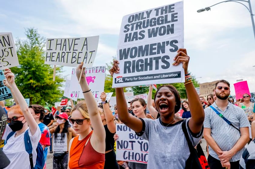 La Corte Suprema de los Estados Unidos anula la legalización del aborto en el caso Roe v. Wade de 1973