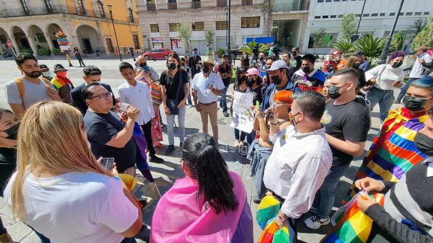 Activistas y miembros de la comunidad LGTBQ+ se manifiestan en el Congreso del Estado de Durango