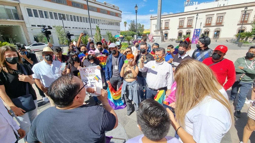 Algunas personas de la diversidad sexual se movilizaron desde la Plaza Fundadores al Congreso del Estado.