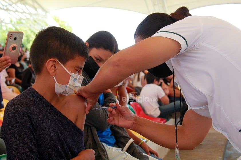 Primer día de vacunación de menores en Durango