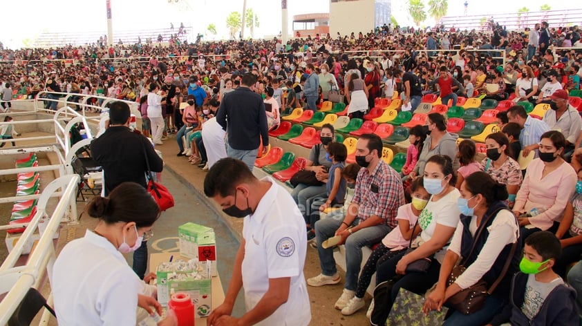 Primer día de vacunación de menores en Durango