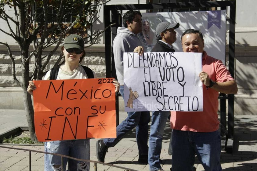 MARCHA A FAVOR DEL INE EN DURANGO