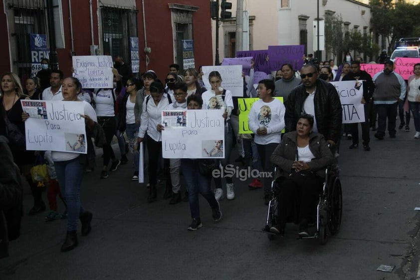 Familiares y amigos se congregaron para marchar exigiendo justicia a las autoridades por feminicidio de Lupita